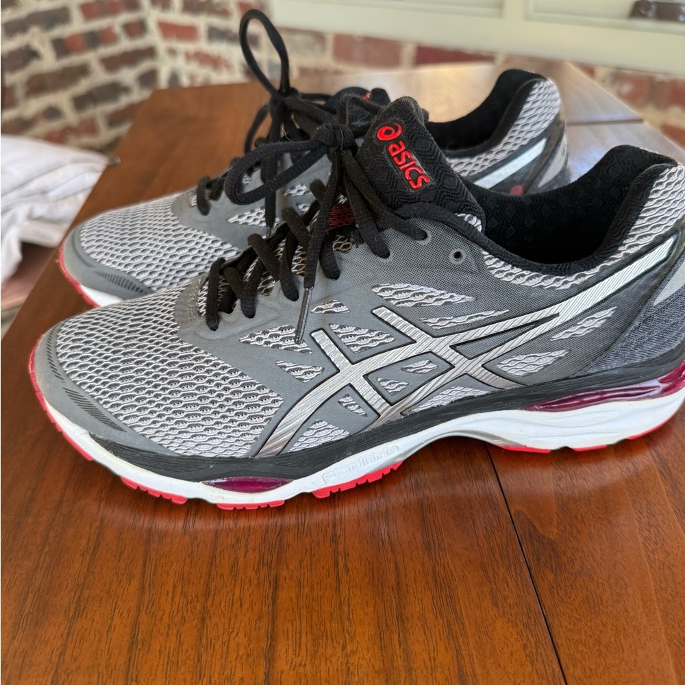 Asics (GEL CUMULUS 18) Gray and Black Sneakers with Red Highlights